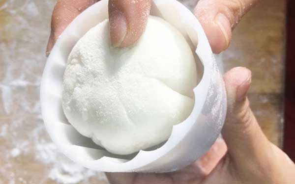Ấn viên bột vào khuôn