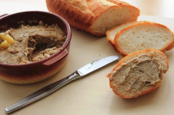 bánh mì ăn với pate gan heo