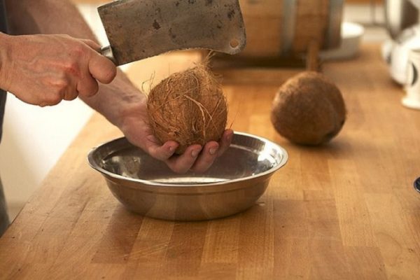 bổ đôi dừa khô