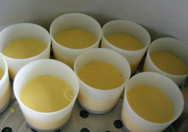Cho bánh flan vào nồi hấp
