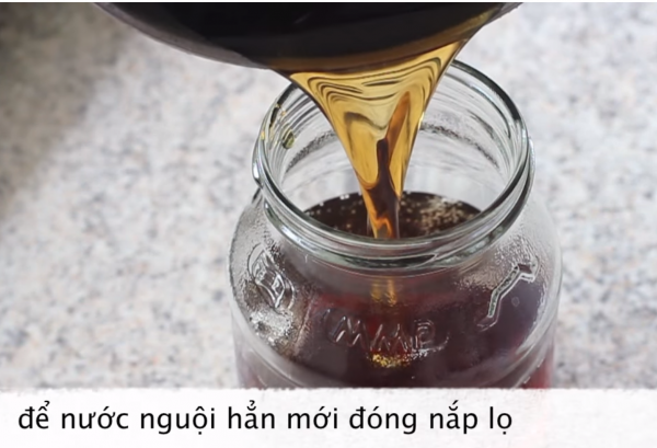 đổ nước đường vào lọ thủy tinh