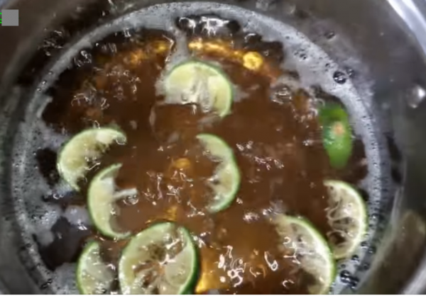 cho vỏ chanh vào nước đường sôi
