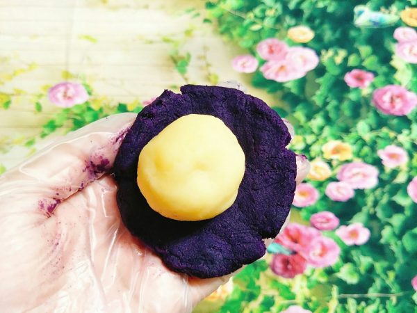 đặt nhân lên vỏ bánh