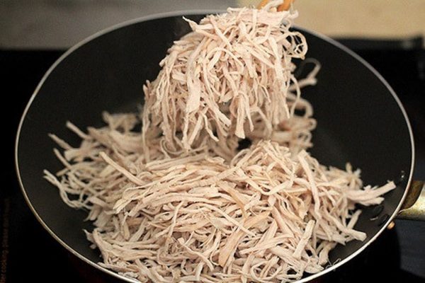 giã và xé thịt heo