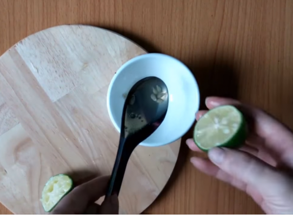 lấy nước cốt chanh bỏ hạt