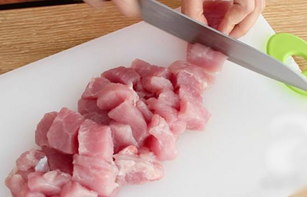 thịt cắt khối vuông