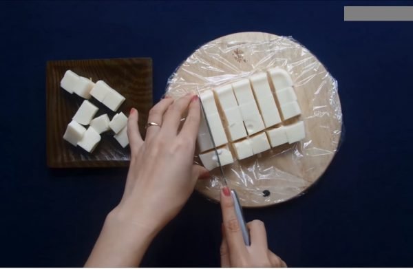 Cắt miếng thạch yaourt ra thành nhiều miếng hình vuông rồi bỏ lên dĩa