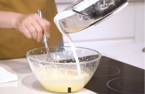 Chỉ nên cho nước kem vào trong trứng mà không cho theo chiều ngược lại