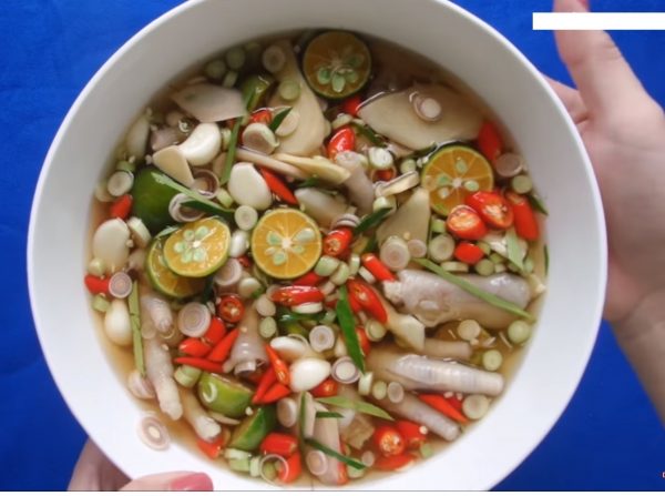 Trộn đều chân gà với dung dịch ngâm