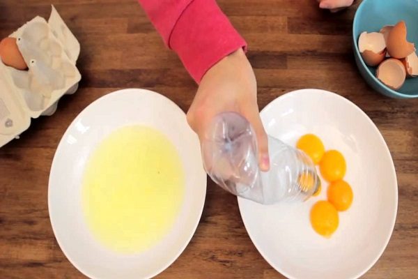 tách riêng lòng đỏ và lòng trắng trứng