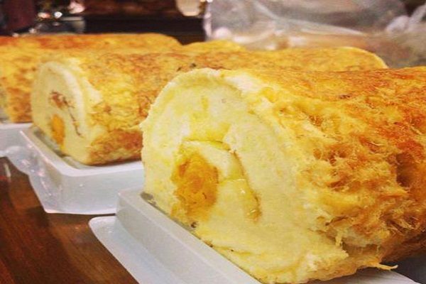 bánh bông lan phô mai cuộn