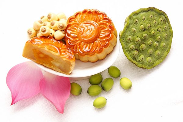 bánh trung thu nướng nhân hạt sen nhuyễn