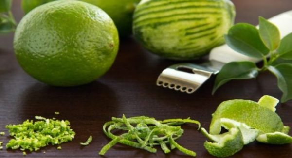 Bào vỏ chanh để làm nước chấm