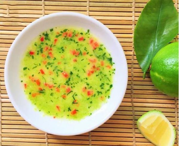 Bát nước chấm gà pha với sữa tươi