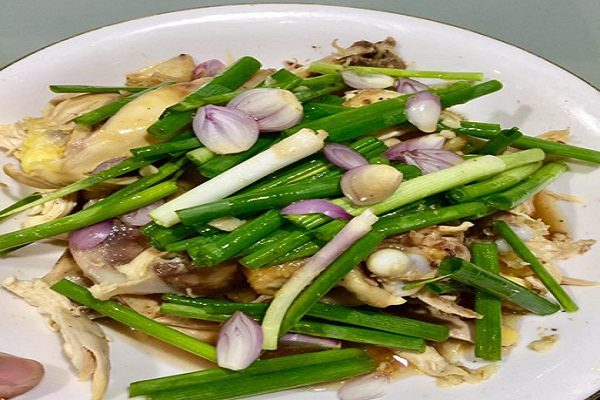 bày gà hấp bia ra đĩa