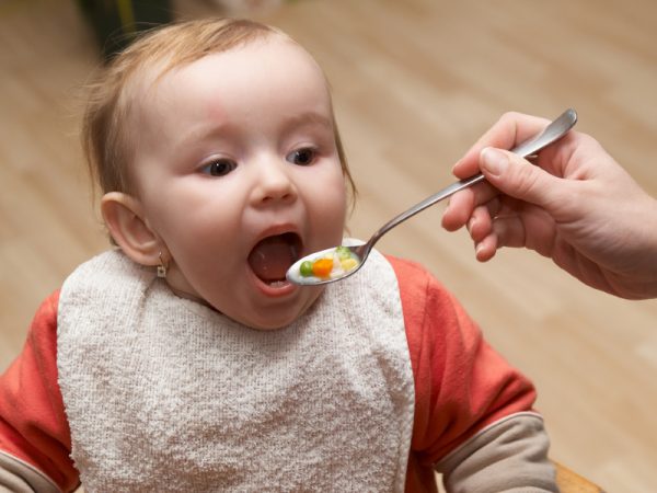 Bé rất thích ăn soup gà