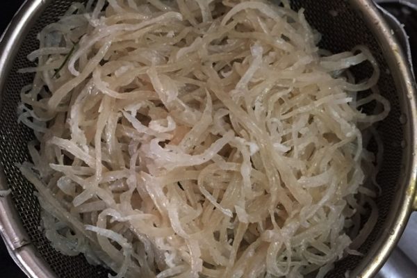 bì heo luộc xong, để ráo nước