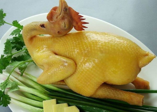 Quyết một lớp nghệ để gà luộc có màu vàng óng đẹp mắt