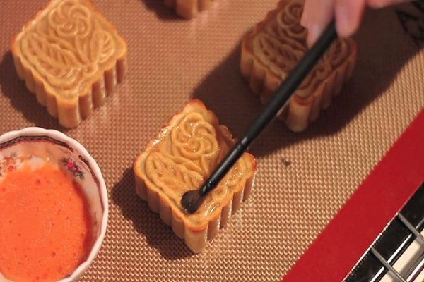 cách phết trứng lên banh trung thu