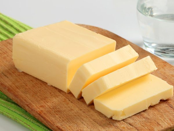 Cần chuẩn bị thêm bơ để làm món khô gà này