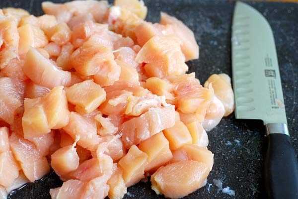 Cắt thịt gà ra thành miếng nhỏ