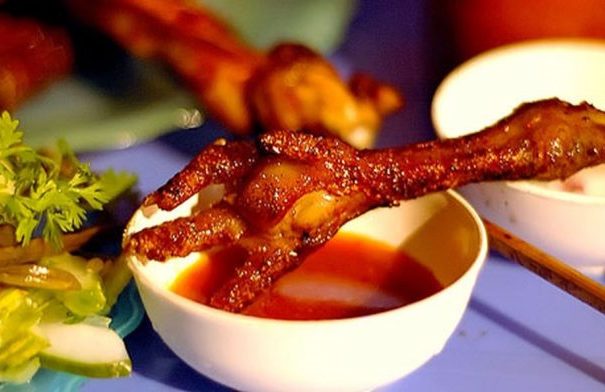 chân gà chiên mắm với nước chấm chua ngọt
