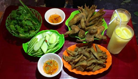 Chân gà chiên mắm được phục vụ tại các quán ăn