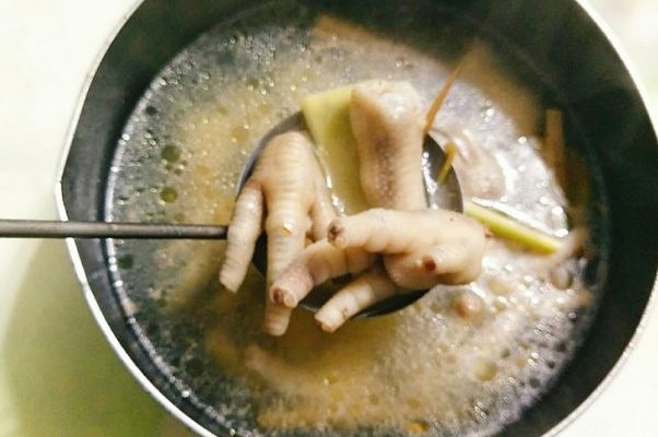 Chân gà đã luộc chín