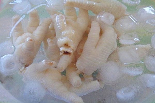 chân gà ngâm đá