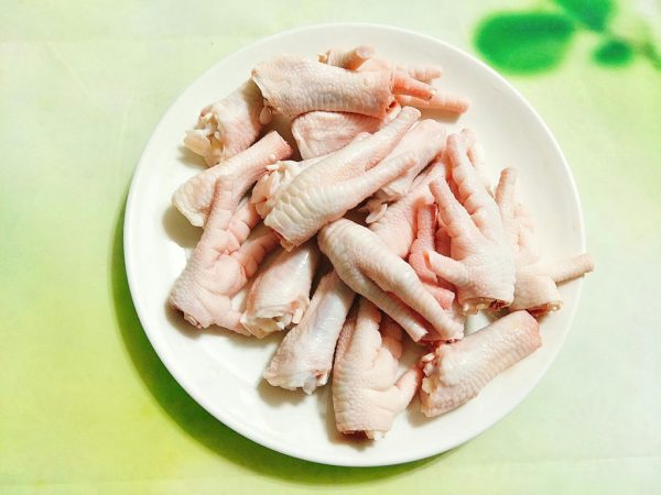 Chân gà rửa sạch, lột móng, cắt đôi
