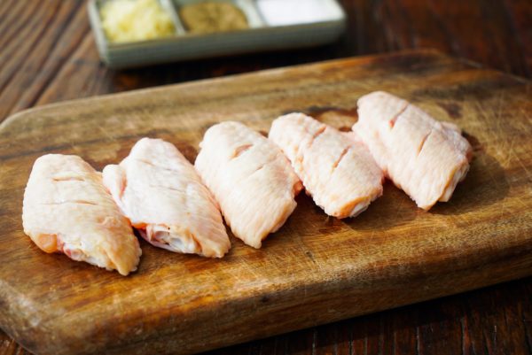 chặt cánh gà thành từng khúc