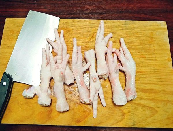 Chặt chân gà thành 2 khúc