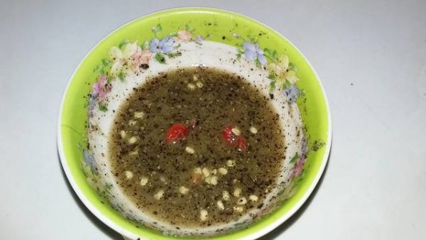 Chén muối ớt tiêu chanh để chấm với thịt gà