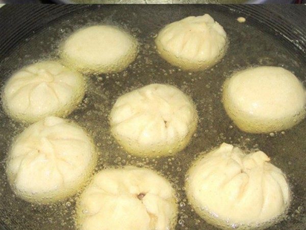 Cho một lượng dầu vừa đủ làm ngập bánh bao