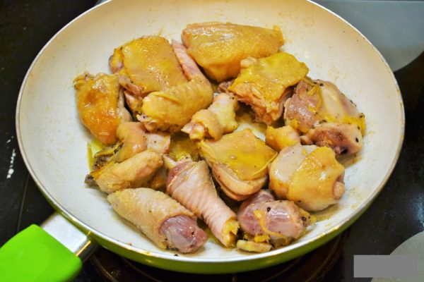 Chiên thịt gà cho săn lại rồi mới bỏ vào nồi hầm