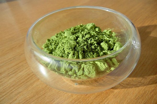 cho bột trà xanh vào