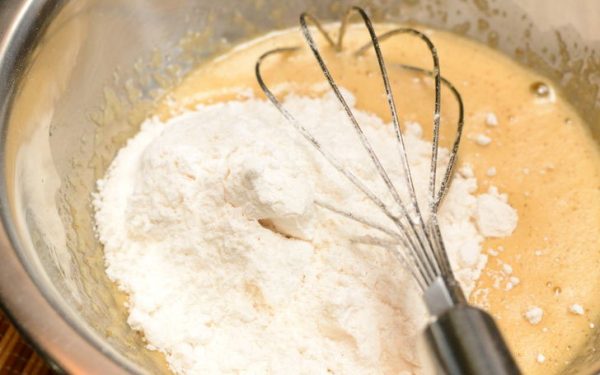 cho bột vào hỗn hợp trứng