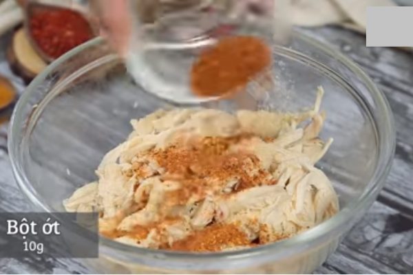 Cho các nguyên liệu cần thiết vào rồi trộn đều