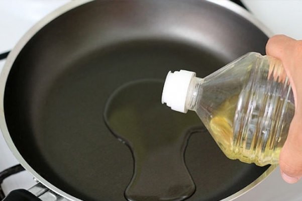 Cho dầu vào chảo