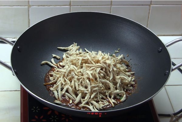 Cho gà vào chảo đảo đều tay và để lửa nhỏ