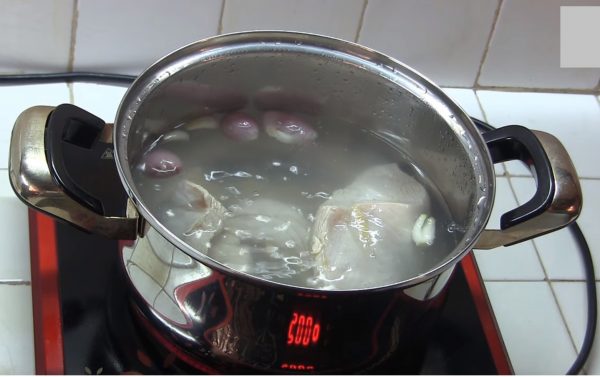 Đợi nước sôi bạn cho gà vào luộc