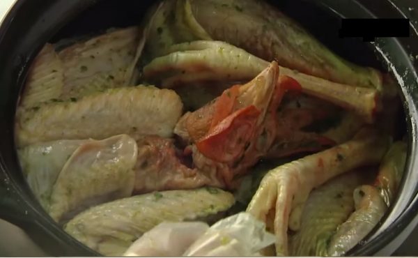 Cho gà vào nồi sau khi ướp