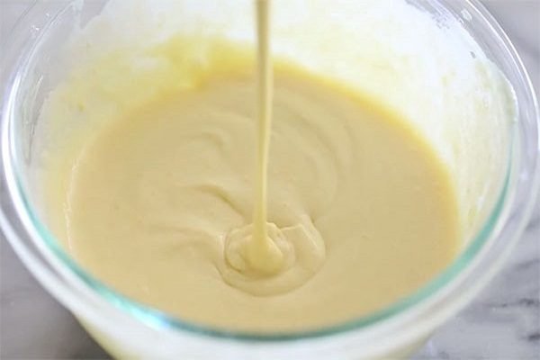cho hỗn hợp bột vào trứng