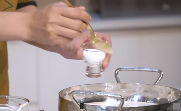 Thêm muối để hỗn hợp kem có vị đầm hơn