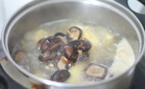Cho nấm hương vào nồi nước dùng