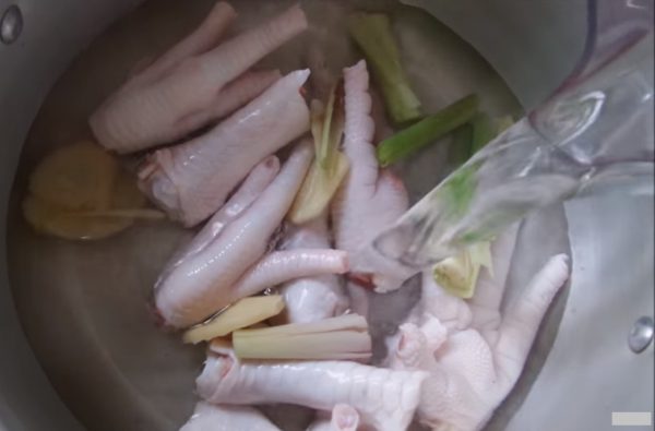 Cho nước vào ngập chân gà rồi luộc lên