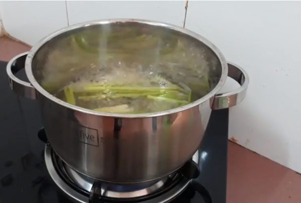 Cho sả, hành... vào nối nước trước khi cho gà vào