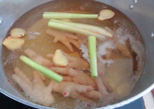 Cho sả và gừng vào luộc chung với chân gà