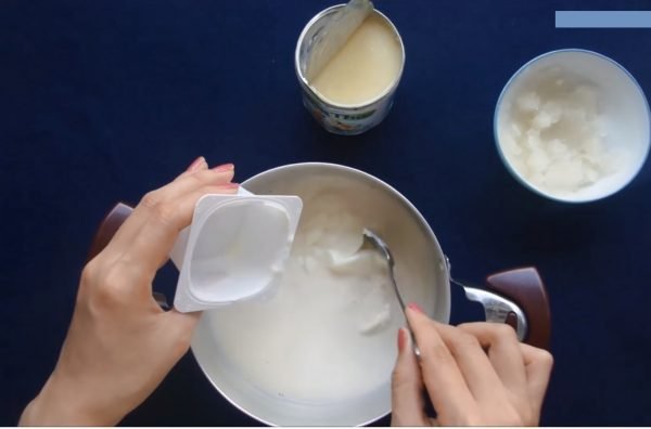 Cho sữa tươi, sữa chua vào nồi, sau đó bạn cho tiếp sữa đặc vào khuấy đều