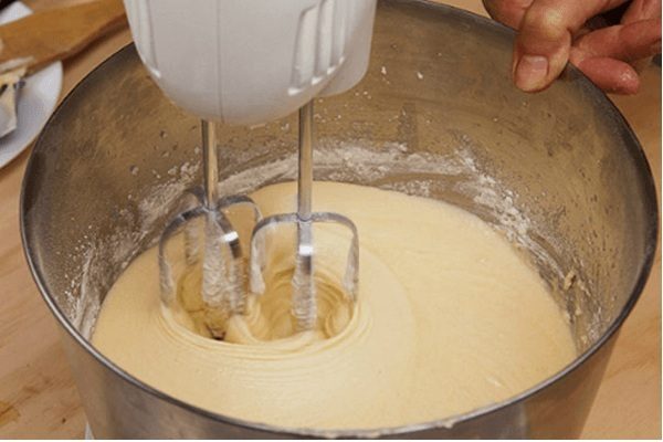đánh bông hỗn hợp làm bánh bông lan